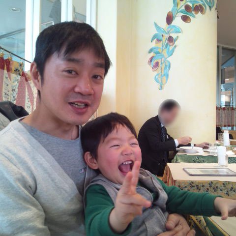 2歳になる息子さんと一緒に