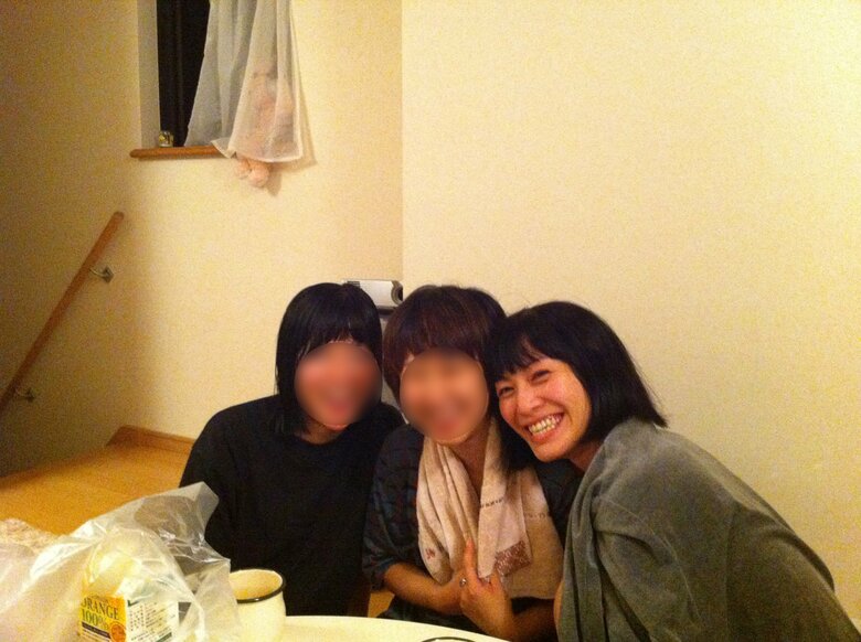 留学生と交流するホストマザー時代の玉城さん