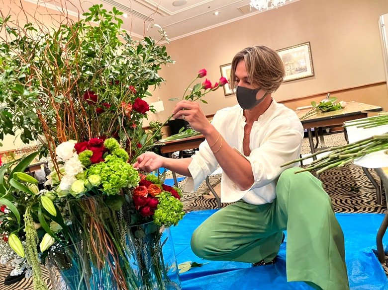 ロスフラワーの手入れをする當間ローズさん。