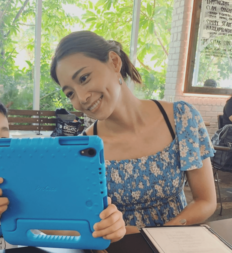 リゾートワンピ姿でリラックスタイムを過ごす相武さん