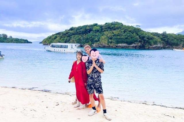 旅行先の石垣島でレイザーラモンHGさん、長男、長女と一緒の住谷杏奈さん