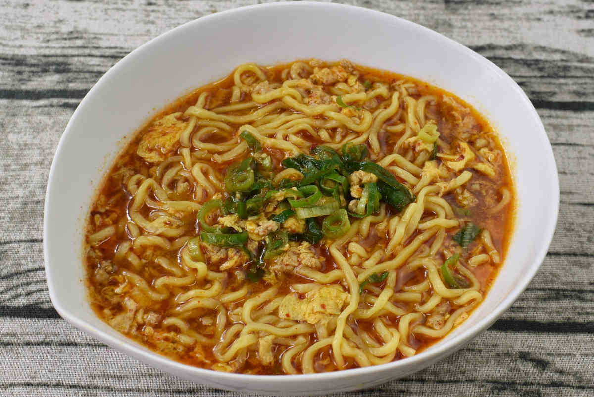 セブンイレブンのおすすめラーメン「鬼旨辛スープのかき玉ラーメン」の食レポ画像