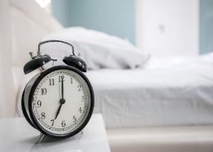 「いつまで寝てんだ！」朝、布団にこもる夫を起こすのは妻の役目なのか!?