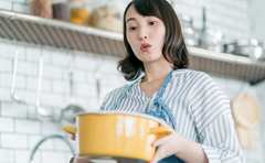 阿佐ヶ谷姉妹が話題の調味料で作る「節約レシピ」その出来映えが最強すぎた