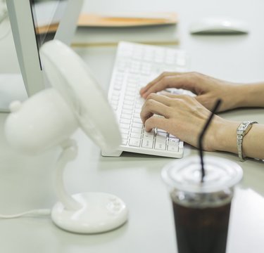 設定温度下げたの誰!?夏の職場は「寒い」が男性に伝わらない理由