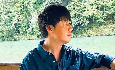 「もう辞めたい…」ステージママが望む息子を演じ続けたUK。母亡き後も続いた苦悩と25年目の「親卒」