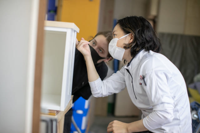 原田左官工業所 作業中の女性社員