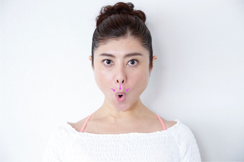 顔ヨガ「ムンクの顔」をする間々田佳子