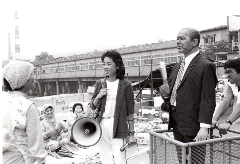 1983年25歳頃　記者時代　田中角栄人形と写っている全国キャラバンで地方を巡っているとき