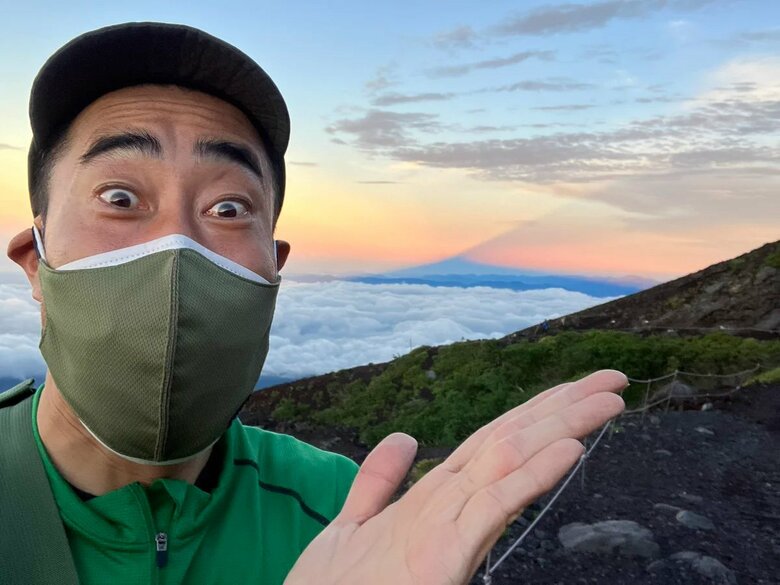 富士山をバックに　なすびさんと富士山の縁起が良さそうな写真