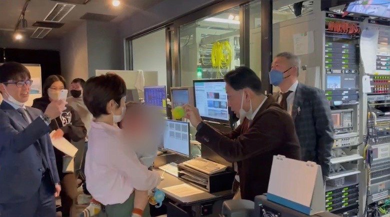 財津アナ本番中、他の局員が子どもをみて