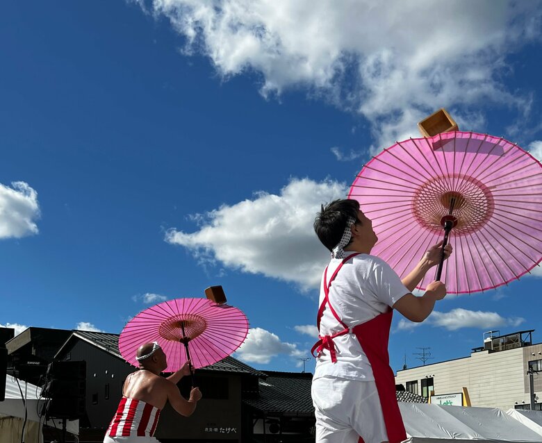「息ぴったり！」師匠の元で修行したというクールポコ。の見事な傘回し姿