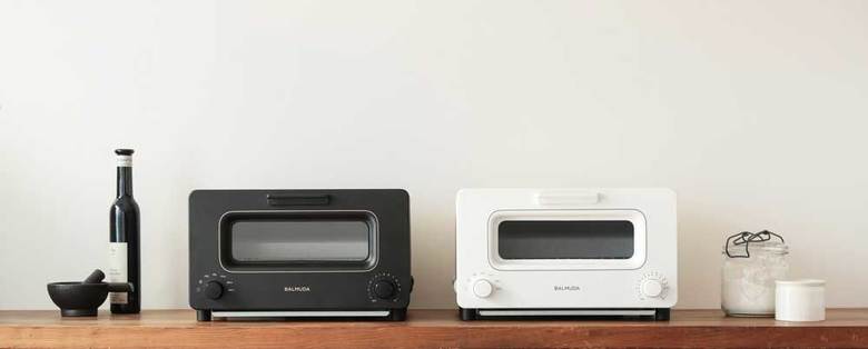 ▲定番カラーは4色あり、ブラック、ホワイト、グレー、ショコラが揃う。さらに、「BALMUTDA The Kitchen 松屋銀座」ではホワイト×ブルーの限定カラーも買える