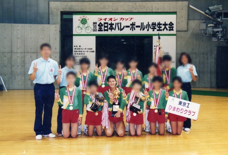 全日本バレーボール小学生大会で見事優勝した大山さん（前列中央）。チームの仲間と