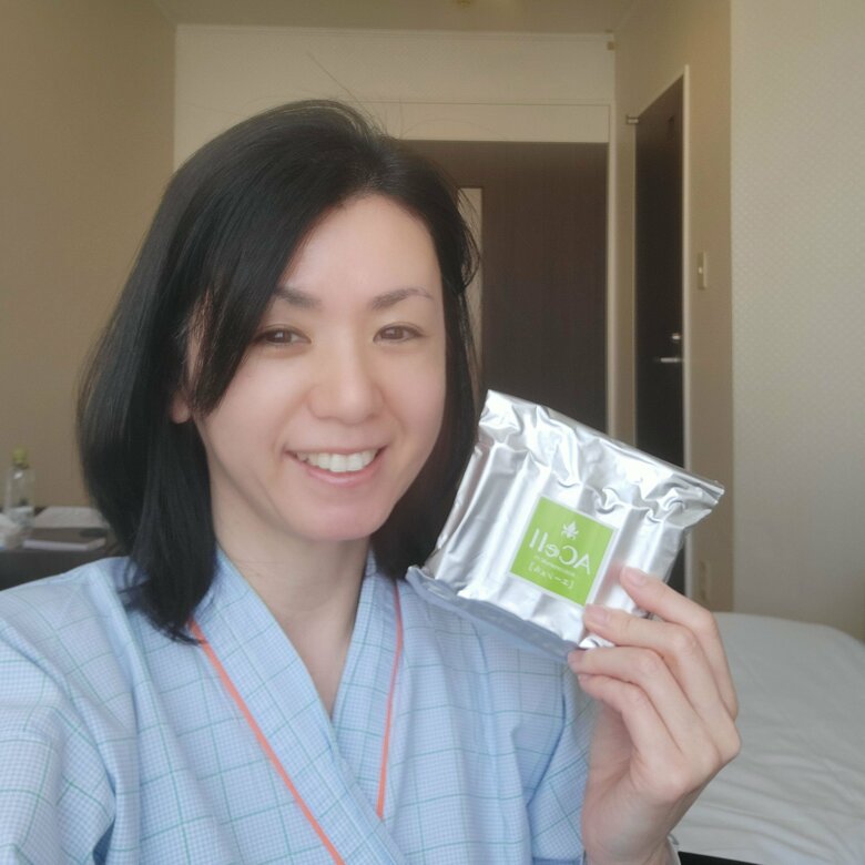持参した美容ドリンクを手に、手術をする前の小島さん