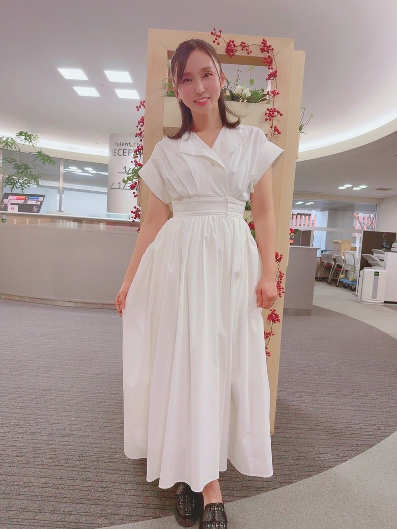 仕事のオフショット。スタイル抜群の吉木さん、真っ白なワンピース姿も素敵！