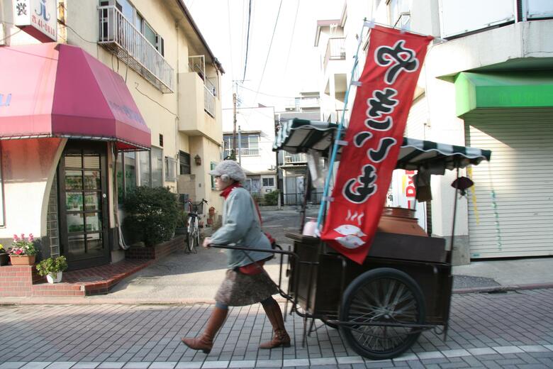 緑の屋根が可愛い！焼きいも屋を始めた当時のリアカー販売の様子