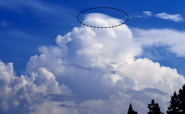 頭巾雲は強い上昇気流があることの証／『すごすぎる天気の図鑑』（荒木健太郎／KADOKAWA）