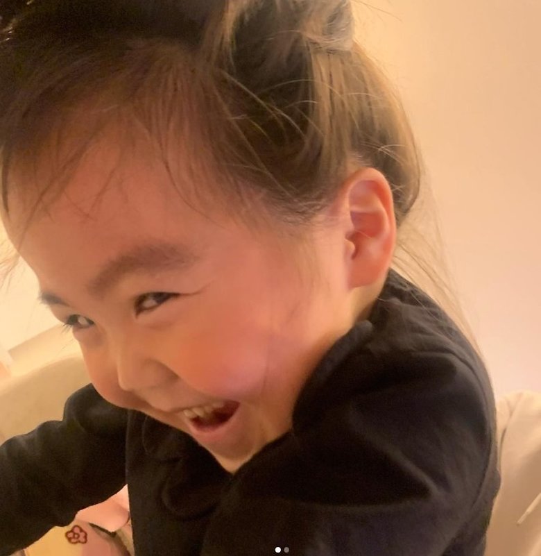 6歳のころの理央奈ちゃん。布団の中でおふざけ