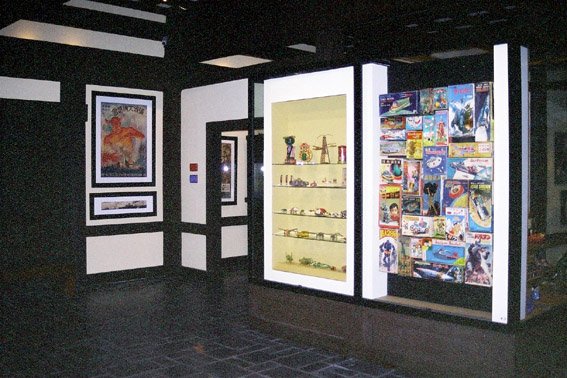おもちゃのほか、時代がわかるポスターも展示