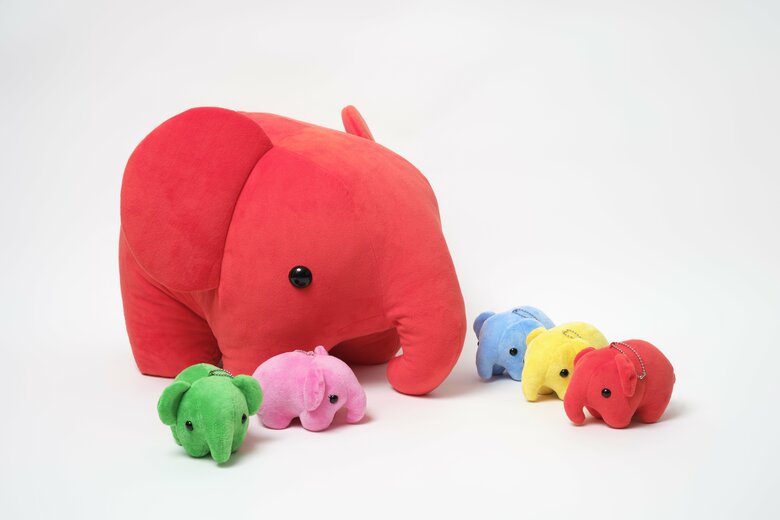 どむぞううくんと仲間たち。ブルーの「どむクルーズ」くんの名づけ親はなんと藤﨑社長！