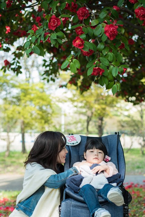 子ども用車いすでお出かけをして、季節の変化を感じる