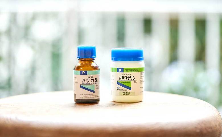 



白色ワセリン（50g） 451円（税込）
また、花粉症や鼻風邪にも重宝。鼻づまりの場合は、ハッカの爽快な香りが症状をやわらげてくれます。また、鼻をかみすぎると肌荒れが気になる…という人も多いのでは？そんなときは、白色ワセリン5mlほどにハッカ油を1滴ぽとん。花粉症などの鼻水で荒れた肌やかぶれを防いでくれます。ハンドクリームやリップクリームとして使うのもアリ！



