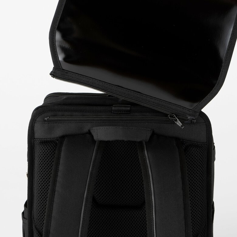 フラップはファスナーで簡単に取り外しができる