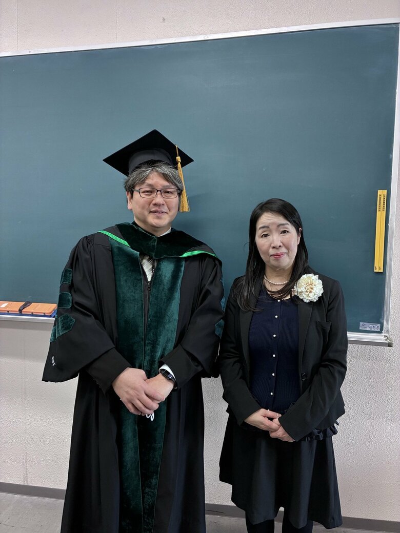 法科大学院修了式で恩師の小島先生と