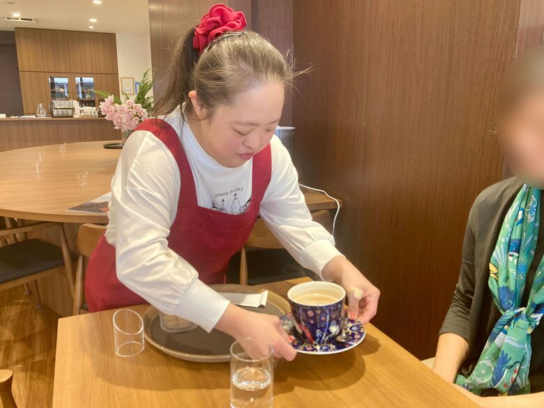 カフェにて接客中