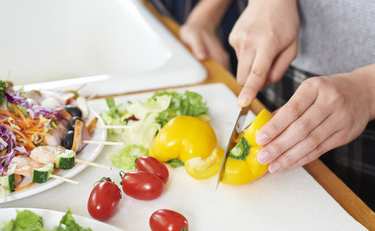 材料費103円の本格中華!!「棒棒鶏のトッピングに柿の種を!?」