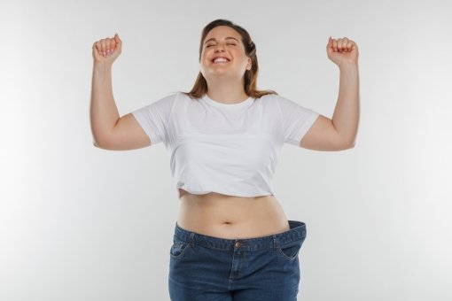 ダイエットアプリでダイエット中の女性の画像