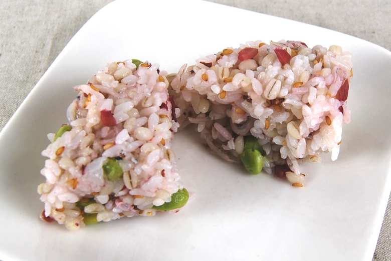 ナチュラルローソン 「もち麦入り枝豆と梅しらすのおにぎり」の食レポ画像