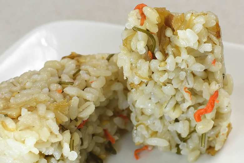 ナチュラルローソンのおすすめおにぎり「もち麦入り帆立と昆布のだしおにぎり」のアップ画像