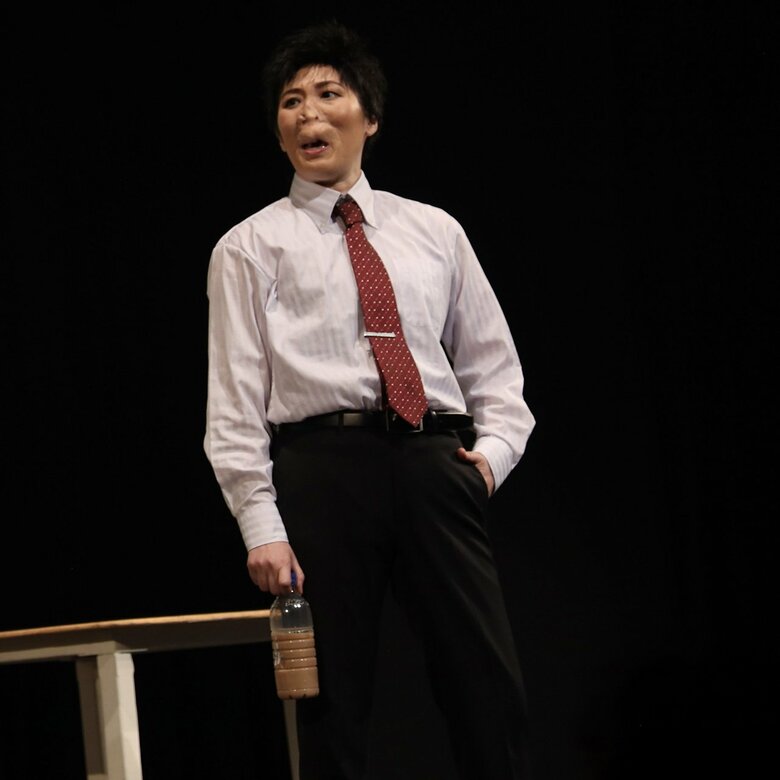 劇団の初舞台は「イケメンサラリーマン役」