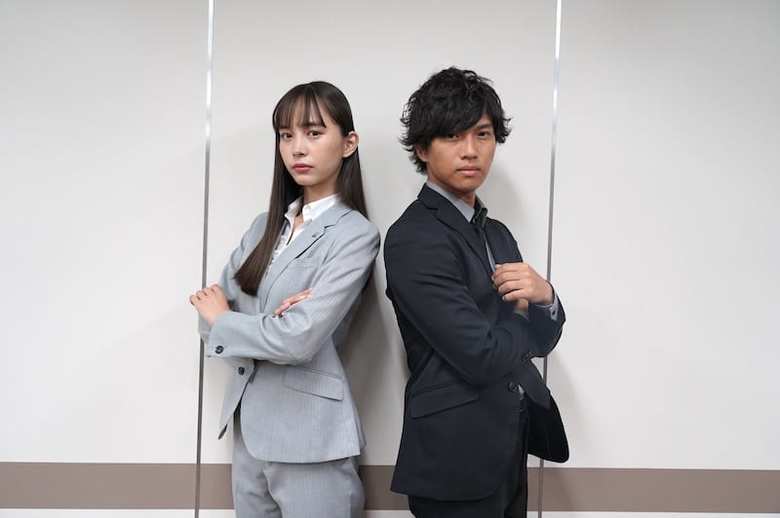 キリッとした表情がかっこいい岡田龍太郎さん、井桁弘恵さん