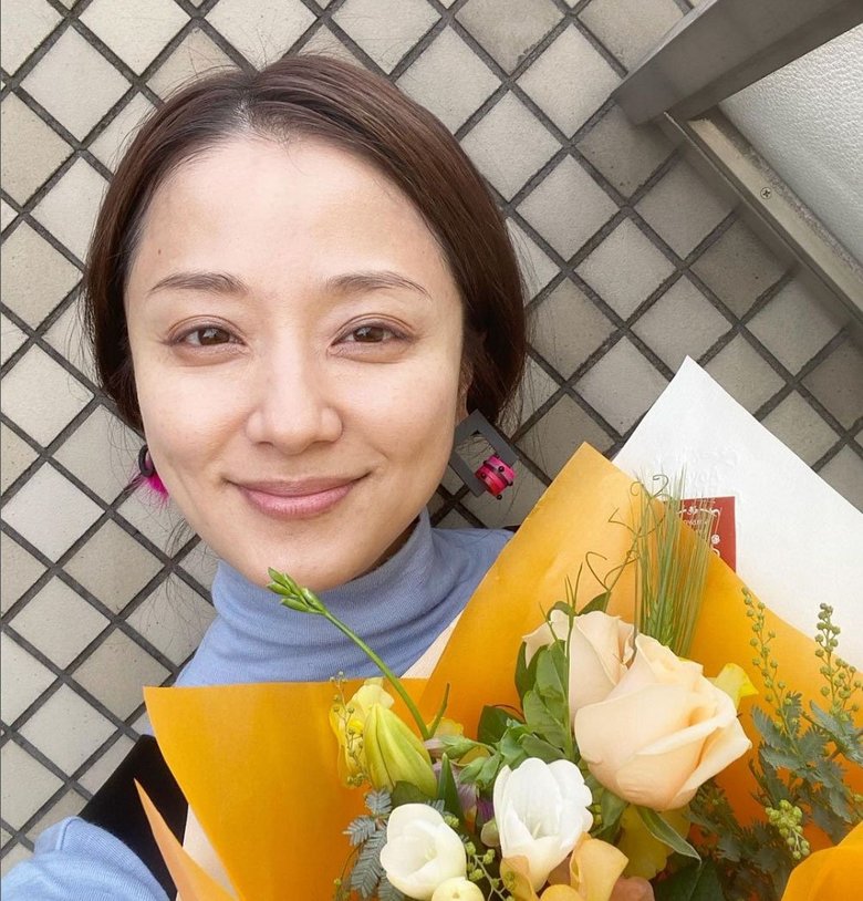 撮影が終わり花束をもらって