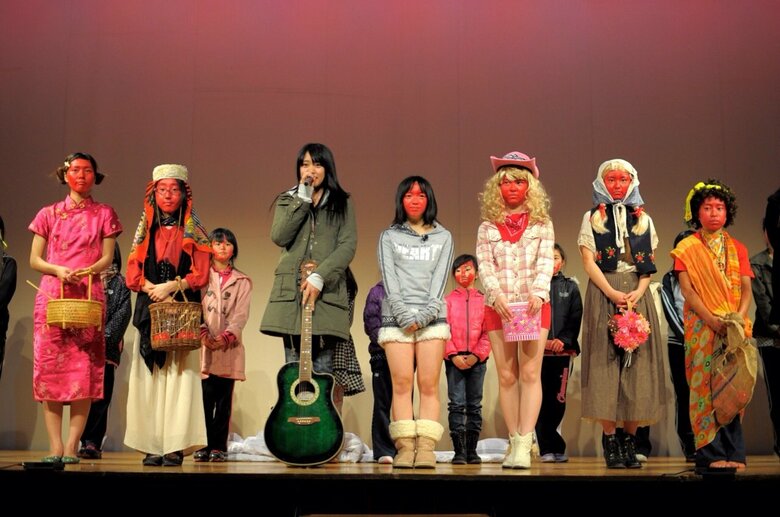 「劇団RINGOAME」の舞台に立つ、初々しさが残る王林さん（写真左から3番目、ギターを持って）