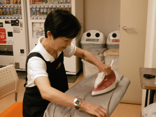 アイロンがけする登録社員の様子