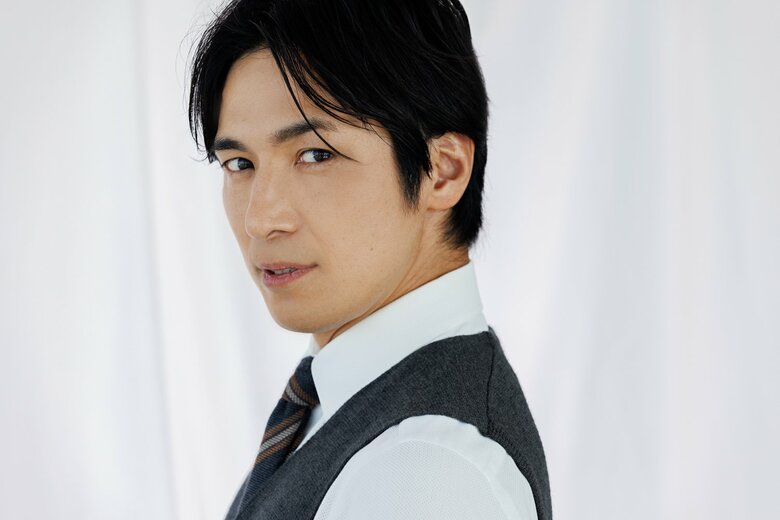 キリリとした精悍な表情が魅力的な高橋さん。2児の父の顔も