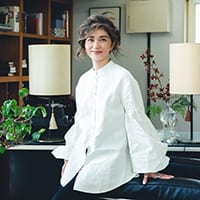 1963年、東京生まれ。ヘアメイクアップアーティスト、カメラマンとして雑誌等でマルチに活躍。東京都・渋谷で完全予約制サロン「KAWABE LAB」を運営し、母・川邊サチコさんとともにヘアメイク、ファッションのトータルアドバイスも行う。著書に『HAPPY AGEING これからの私に合うおしゃれ』（サチコさんとの共著）など。