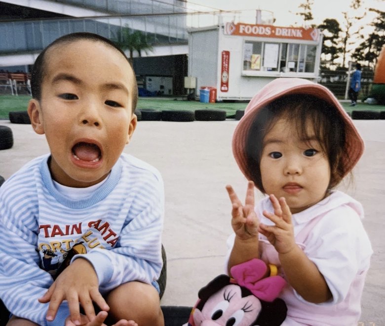 兄の幸作さんと。現在はミュージシャン同士として共演することも
