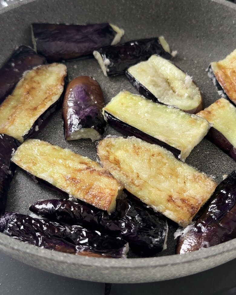 フライパンでなすを焼く