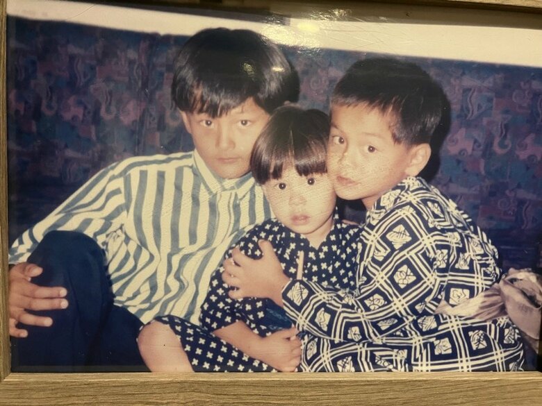 左から長男・有、３男の賢太、次男の翔の3兄弟