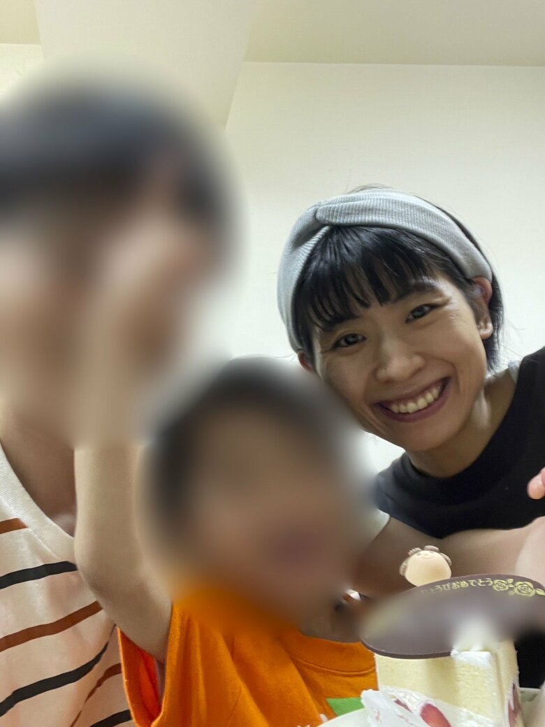 誕生日を家族でお祝い！左から夫さん、息子さん、酒寄さん