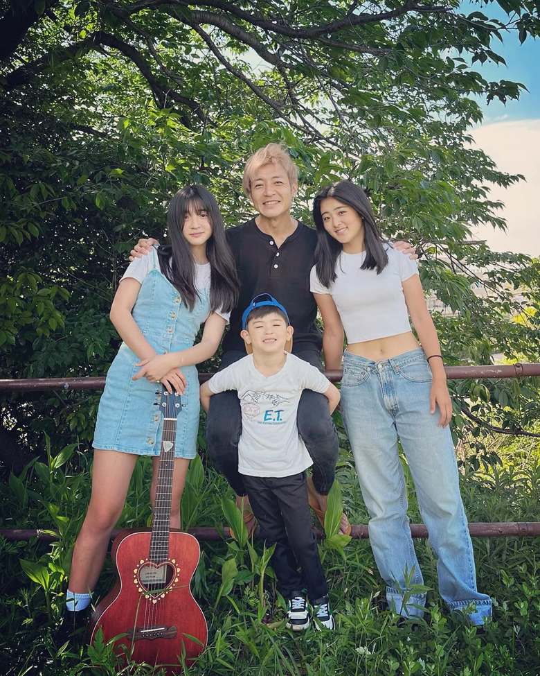 左から次女、つるのさん、次男、長女