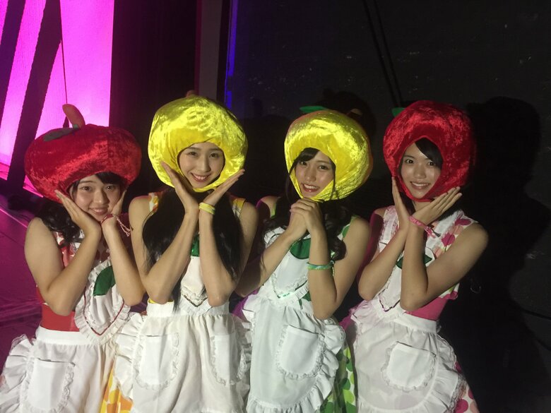 可愛らしいりんごの被り物とコスチュームでイベントに登場したりんご娘