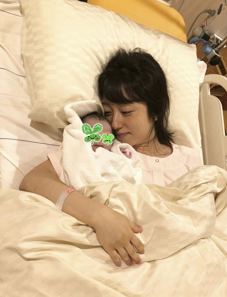 長男出産直後。優しい笑顔の川田さん