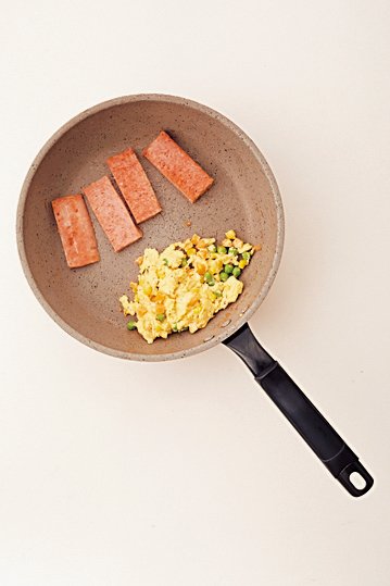 【スパムべジエッグを 作る】
スパムを焼く。卵液を流し入れてスクランブル エッグに する。