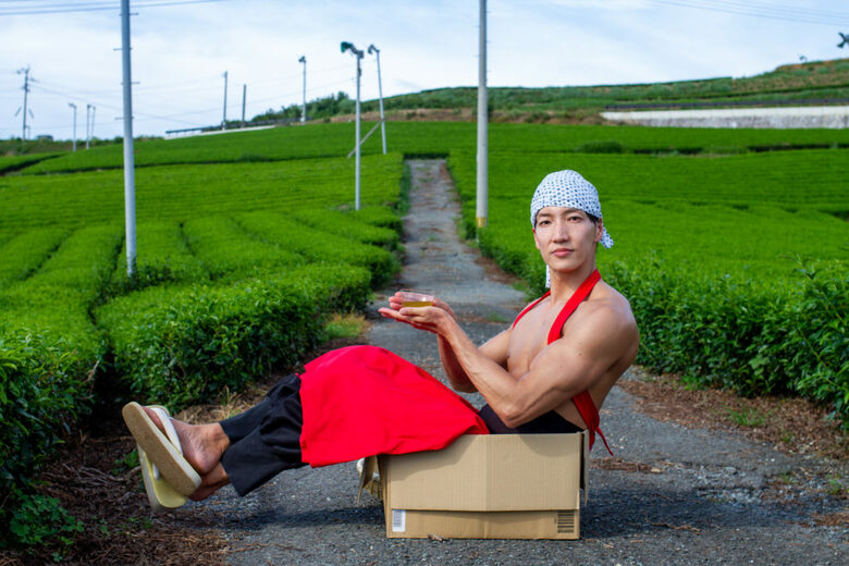 「茶畑に捨てマッチョ」